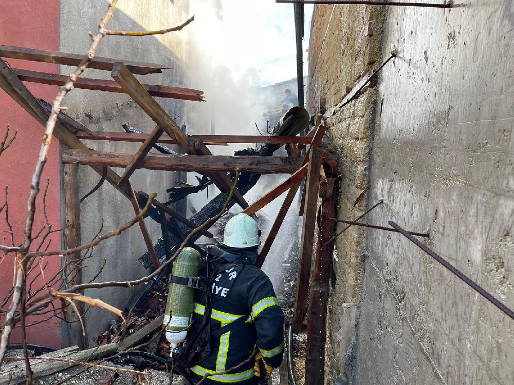 Burdur'da ev yangını; 2 ev yandı 1 yaralı