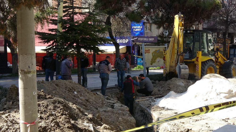 Burdur'da kepçe doğalgaz borusunu patlattı