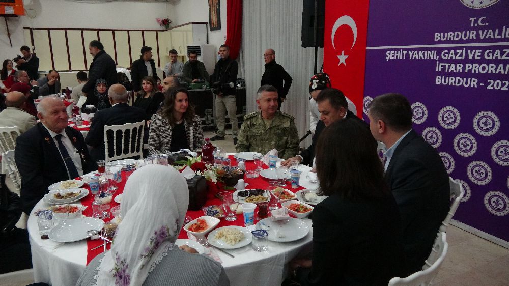 Burdur'da şehit ve gazi aileleri ile iftar yemeğinde buluştular
