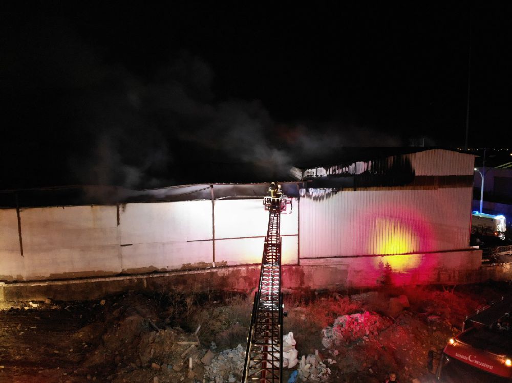Burdur'da tarım makinesi fabrikasında yangın 1 yaralı