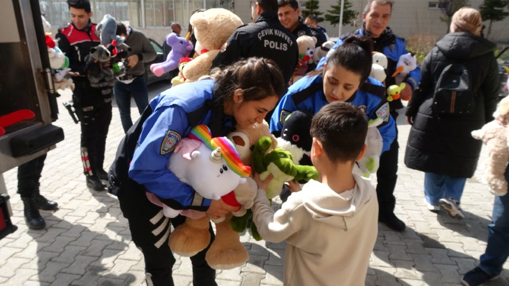 Burdur polisi depremzede miniklere oyuncak dağıttı
