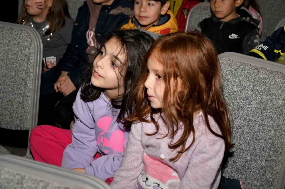 Depremzede çocuklar için sinema etkinliği