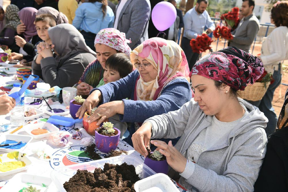 Depremzede kadınlara Tütüncü'den 8 Mart karanfili