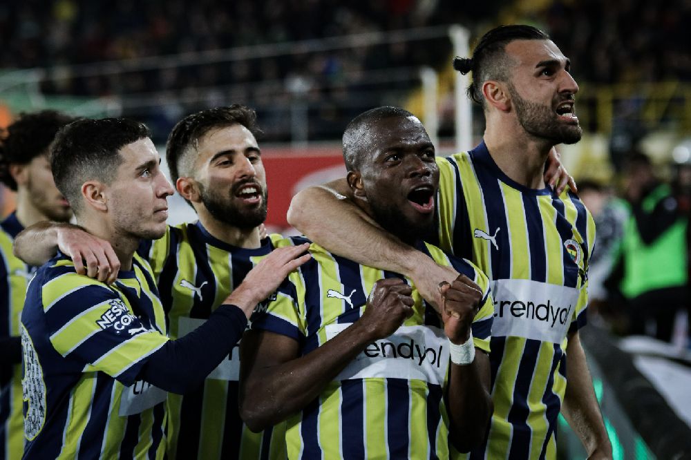 Fenerbahçe, deplasmanda Alanyaspor'u 3-1 geçti