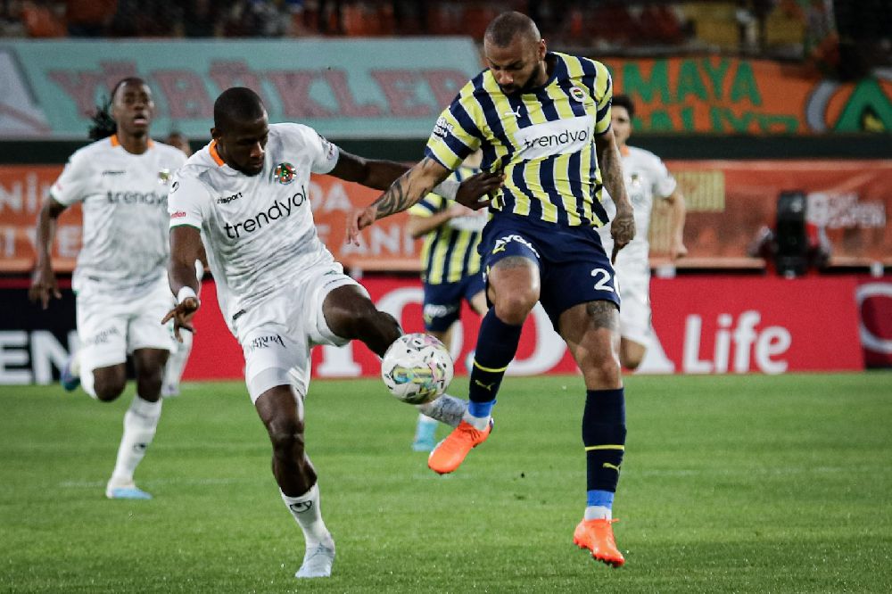 Fenerbahçe, deplasmanda Alanyaspor'u 3-1 geçti