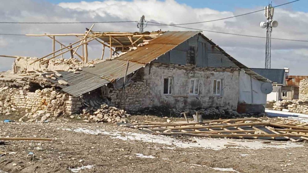 Fırtına evlerin çatısını uçurdu