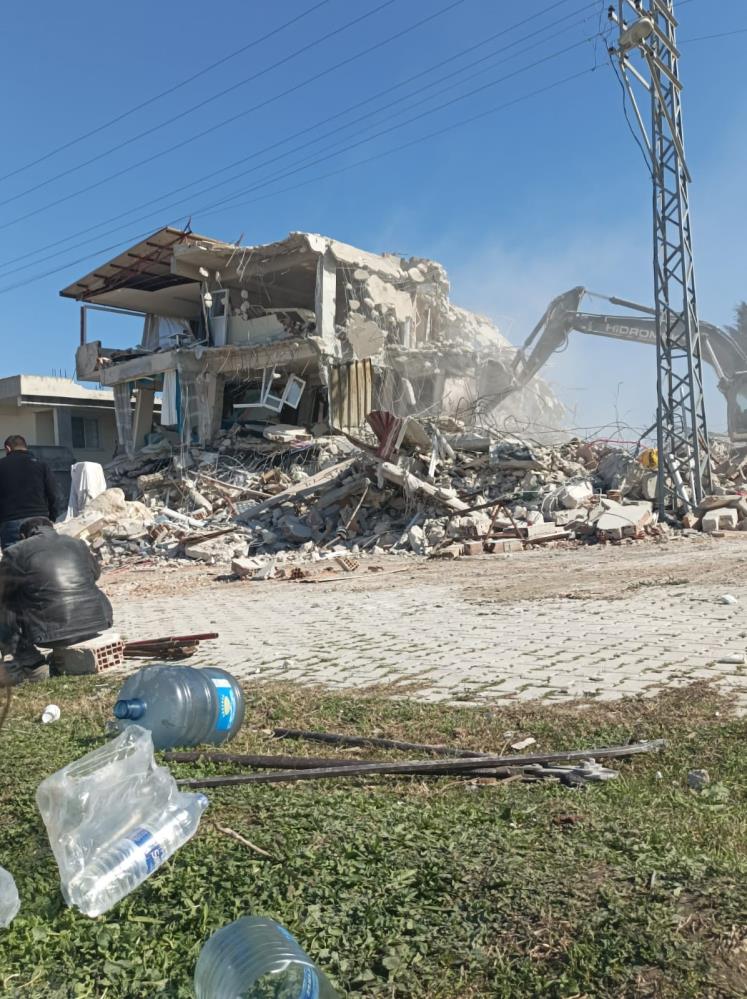 Hatay'dan Burdur'a geldi Acılarına taş basıp depremzedelere yardım ediyor