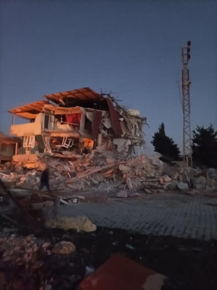 Hatay'dan Burdur'a geldi Acılarına taş basıp depremzedelere yardım ediyor