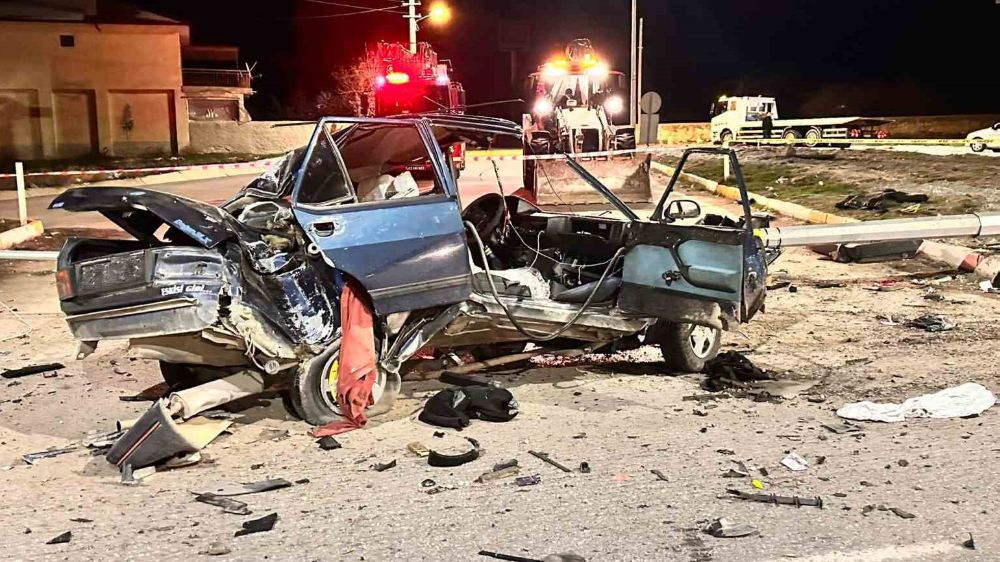 İki otomobilin karıştığı kazada 3 kişi yaralandı
