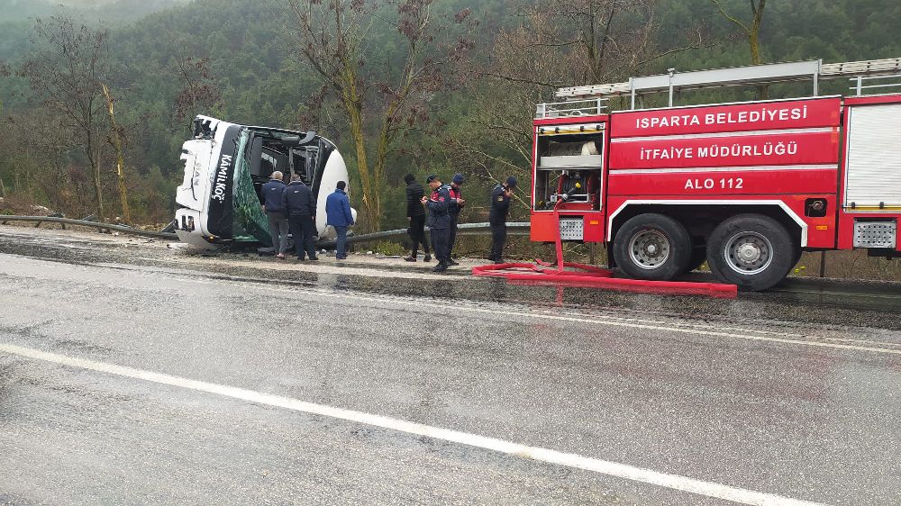 Isparta Antalya yolunda otobüs kazası 1'i ağır 8 yaralı