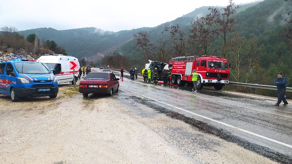 Isparta Antalya yolunda otobüs kazası 1'i ağır 8 yaralı