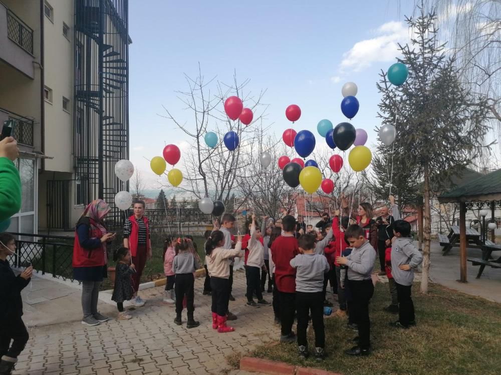 Isparta'da depremzede çocuklar dilek diledi; balonları gökyüzüne bıraktı
