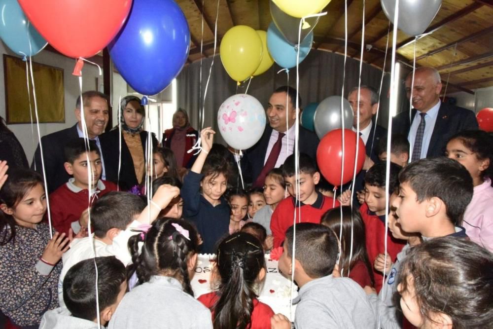 Isparta'da depremzede çocuklar dilek diledi; balonları gökyüzüne bıraktı