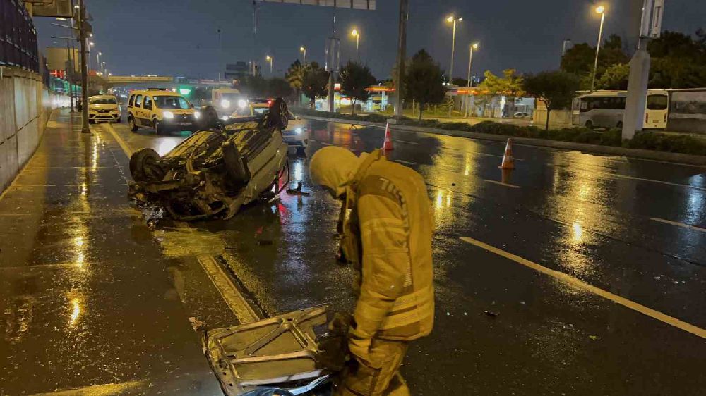 İstanbul'da kaza 3 yaralı; Refüjü aştı, karşı şeritteki araca çarptı
