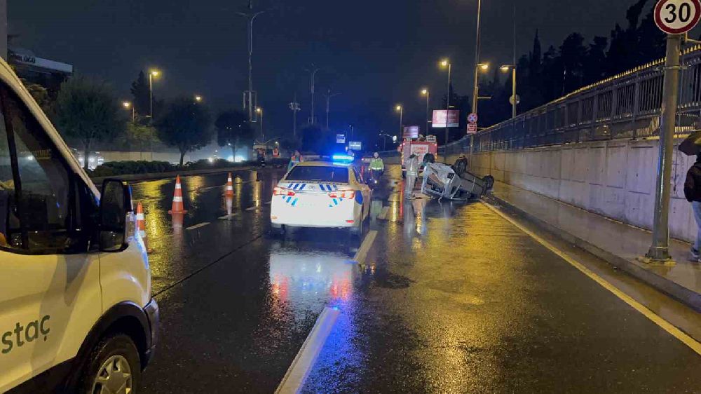 İstanbul'da kaza 3 yaralı; Refüjü aştı, karşı şeritteki araca çarptı