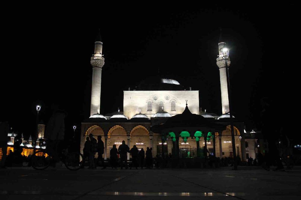 Konya’da Berat Kandili’nde camiler dolup taştı