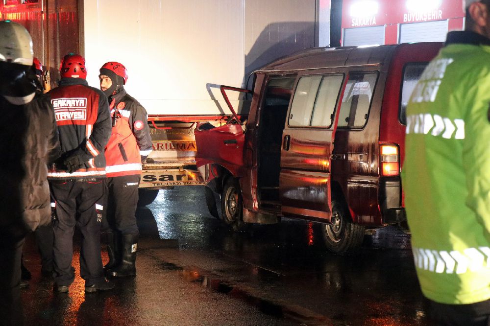 Sakarya'da feci kaza; 1 ölü 2 yaralı