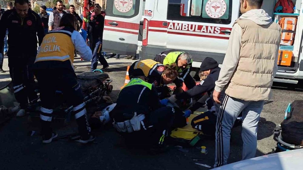 Söke’de motosiklet ve otomobil çarpıştı: 2 yaralı