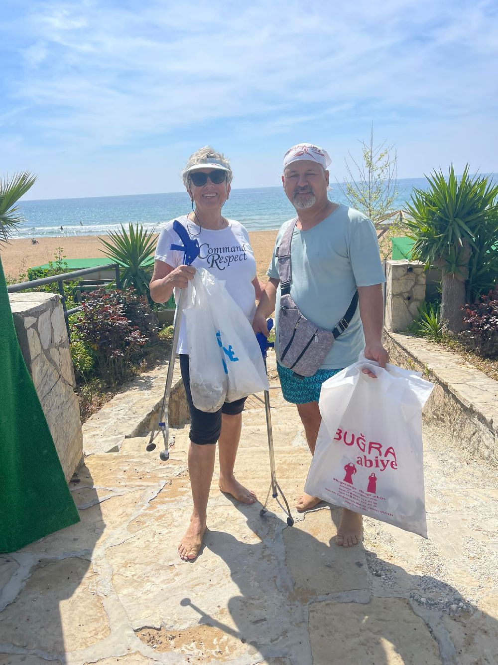 Türk ve Alman çift her gün sahili temizliyor