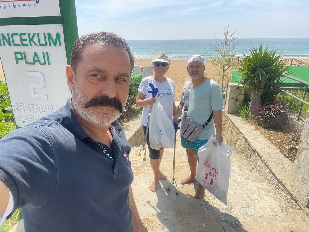 Türk ve Alman çift her gün sahili temizliyor