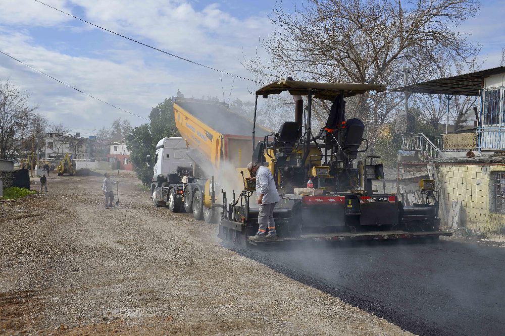 Zeytinköy’de yeni caddeler asfaltlanıyor