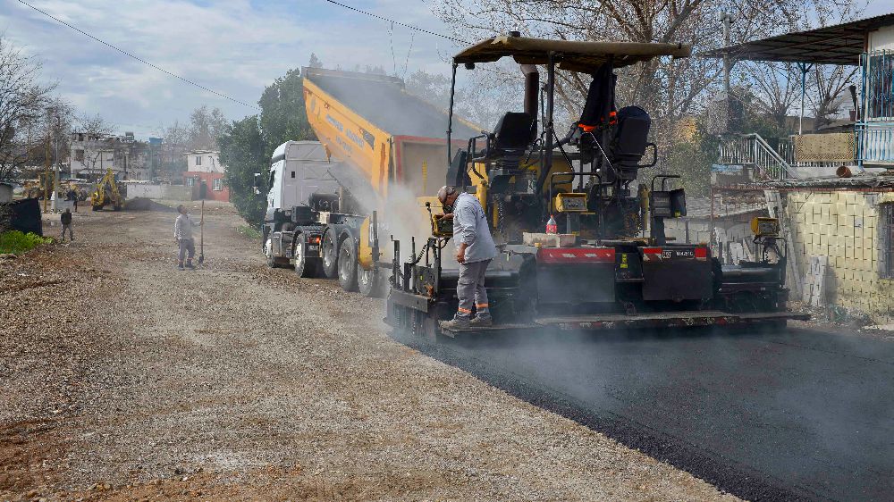 Zeytinköy’de yeni caddeler asfaltlanıyor