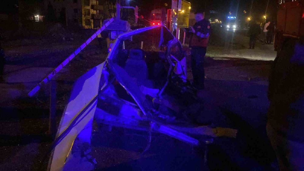 Zonguldak'ta kaza 2 yaralı; tren hemzemin geçitte otomobili biçti