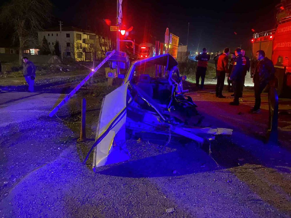 Zonguldak'ta kaza 2 yaralı; tren hemzemin geçitte otomobili biçti