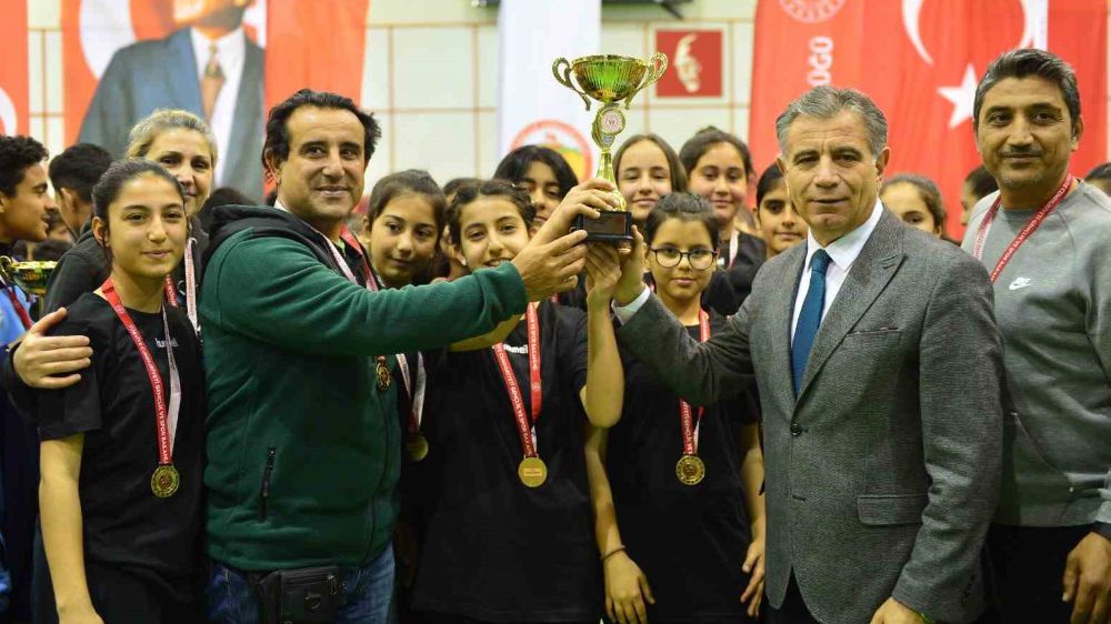 Adana’da Orhangazi Ortaokulu erkek ve kız takımları hentbolda il birincisi oldu