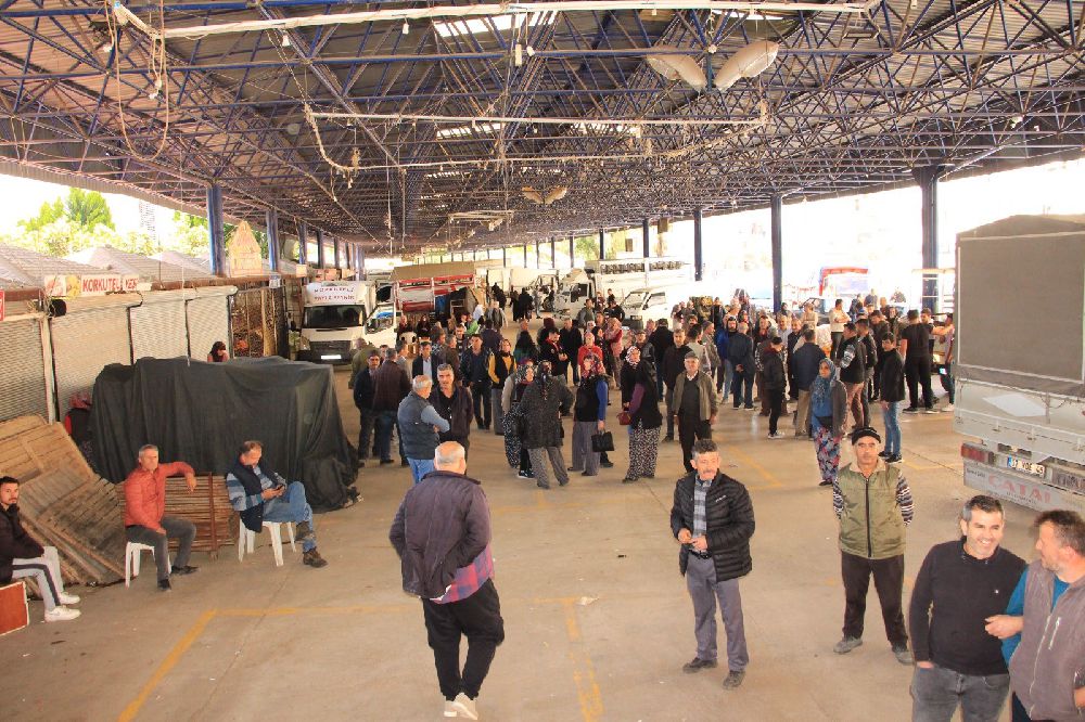 Antalya'da 190 bin lirayı bulan pazar yeri tahsis ücreti esnafı ayaklandırdı