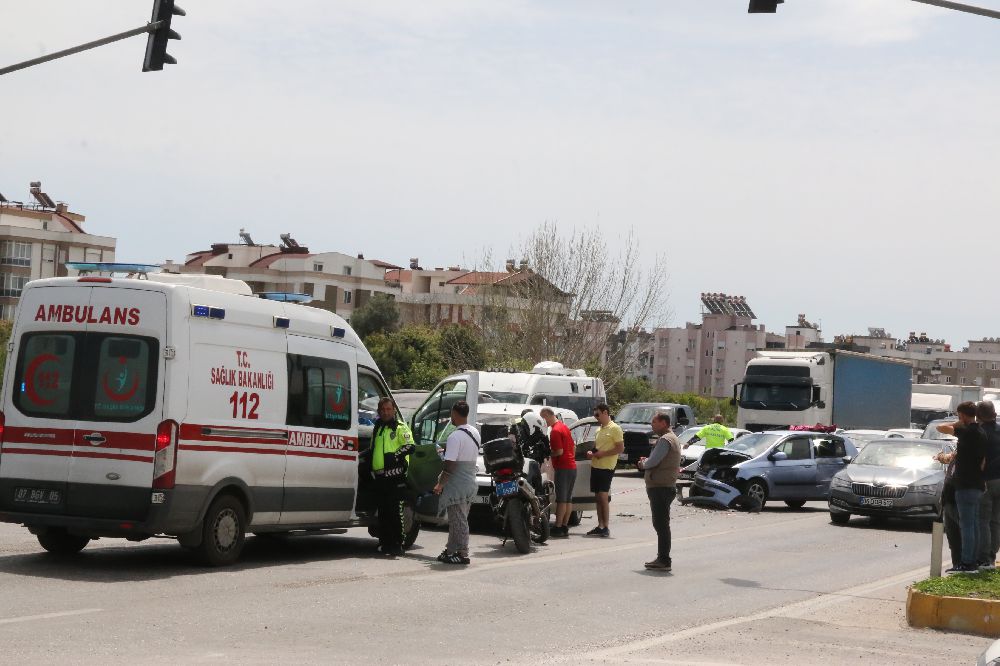 Antalya'da 4 araçlı feci kaza 7 yaralı