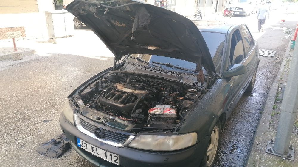 Antalya'da araç yangını park halinde yandı