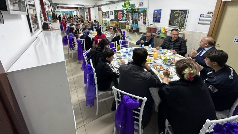 Antalya'da depremzede öğrenciler ve ailelerine iftar sofrası kuruldu
