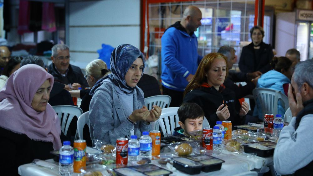 Antalya'da depremzedeler iftarda buluştu