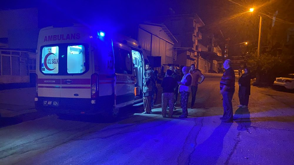 Antalya'da ev yangını 1 kişi dumandan etkilendi