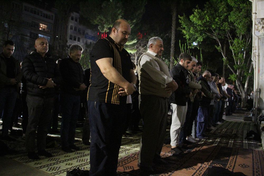 Antalya'da Kadir Gecesi'nde camiler doldu taştı