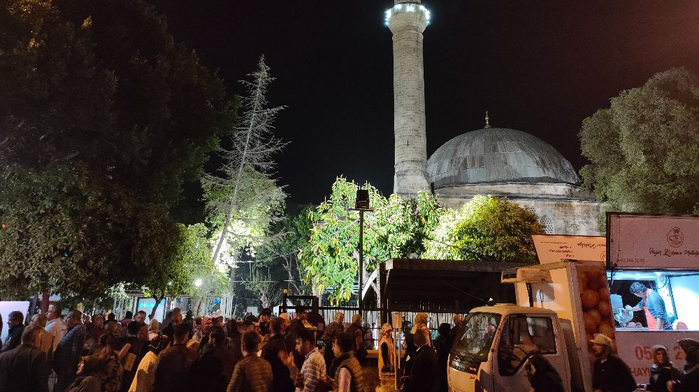 Antalya'da Kadir Gecesi'nde camiler doldu taştı