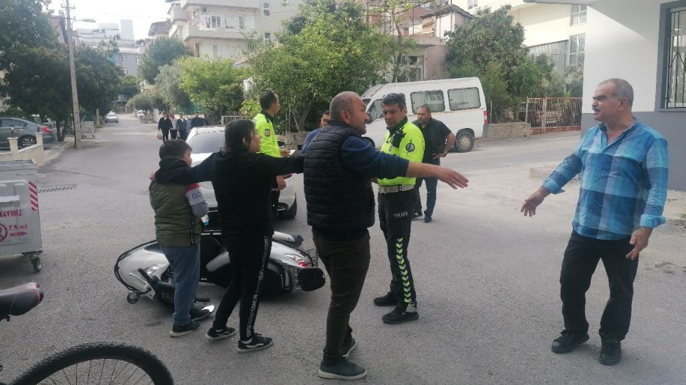 Antalya'da kaza sürücüleri birbirine kattı