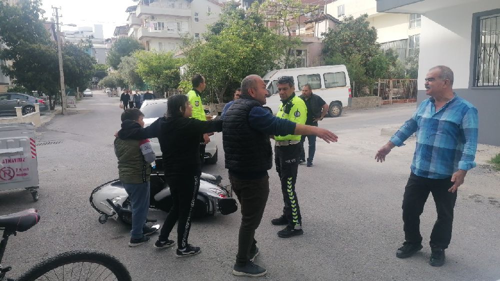 Antalya'da kaza sürücüleri birbirine kattı