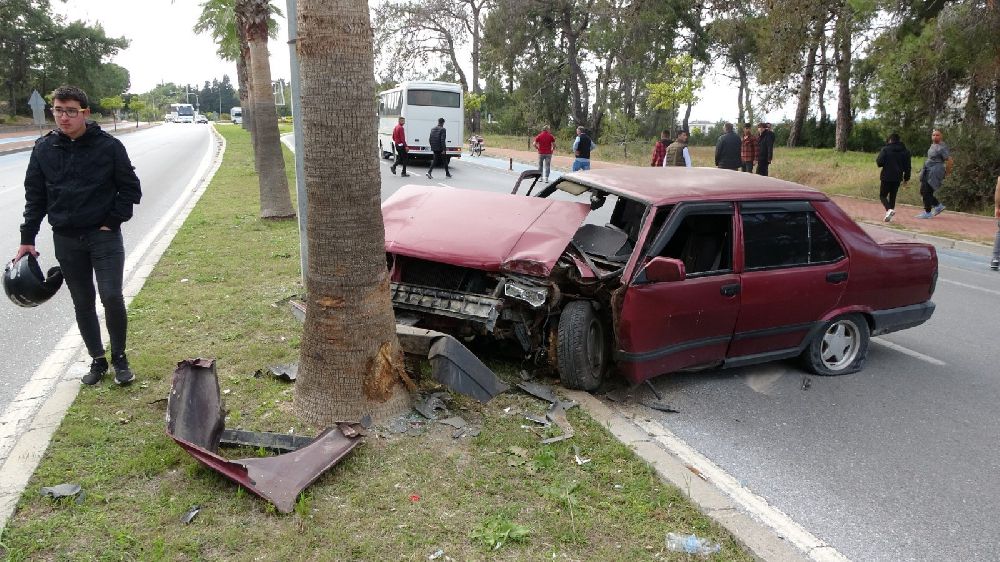 Antalya'da kazada araç hurdaya döndü sürücü hafif yaralandı