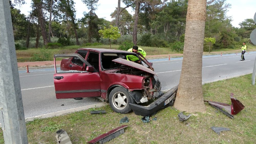 Antalya'da kazada araç hurdaya döndü sürücü hafif yaralandı