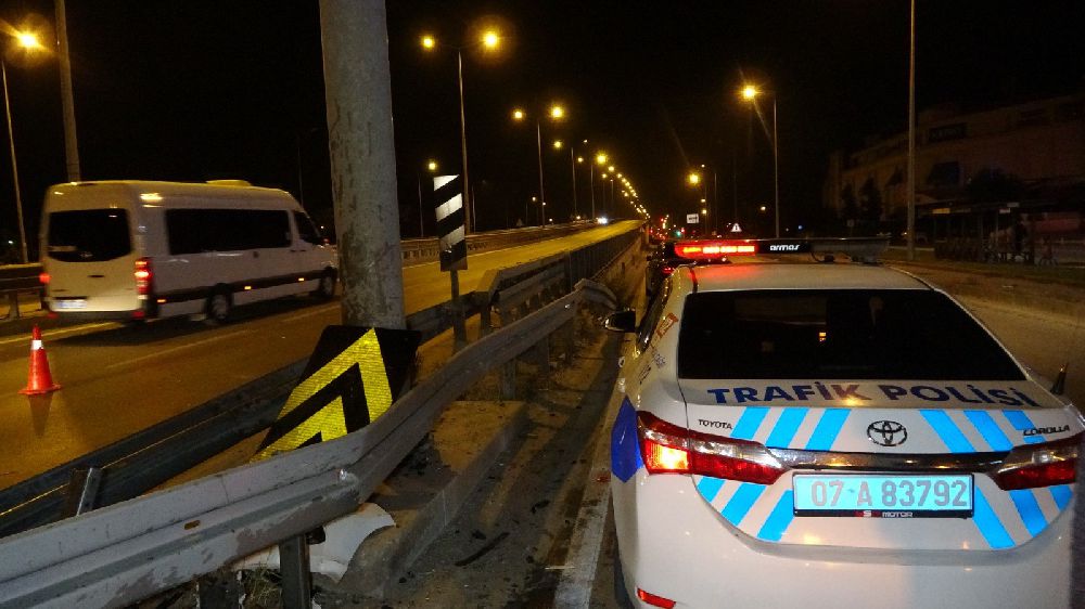 Antalya'da korkutan kaza bariyerlere ok gibi saplandı