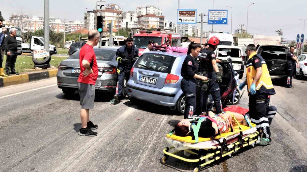 Antalya'da zincirleme kaza :7 kişi yaralandı