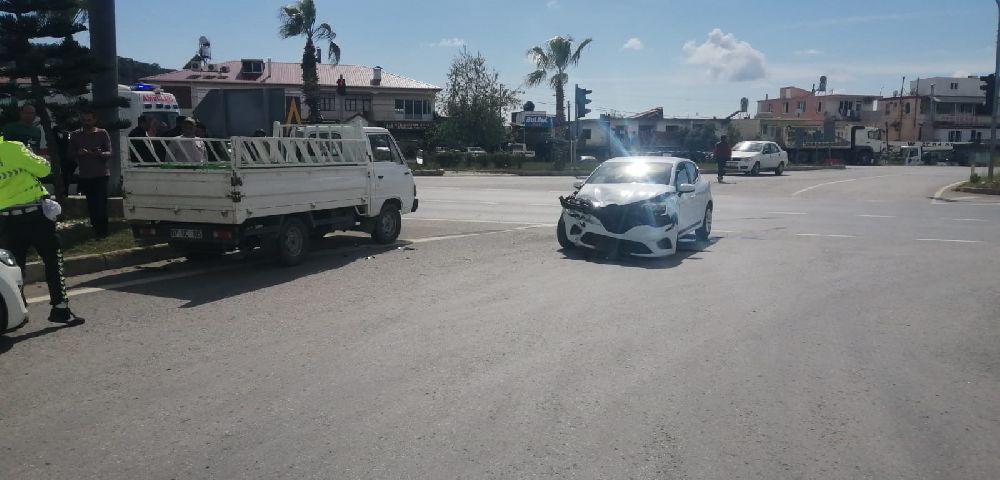 Antalya kaza 1 yaralı; otomobille kamyonet çarpıştı