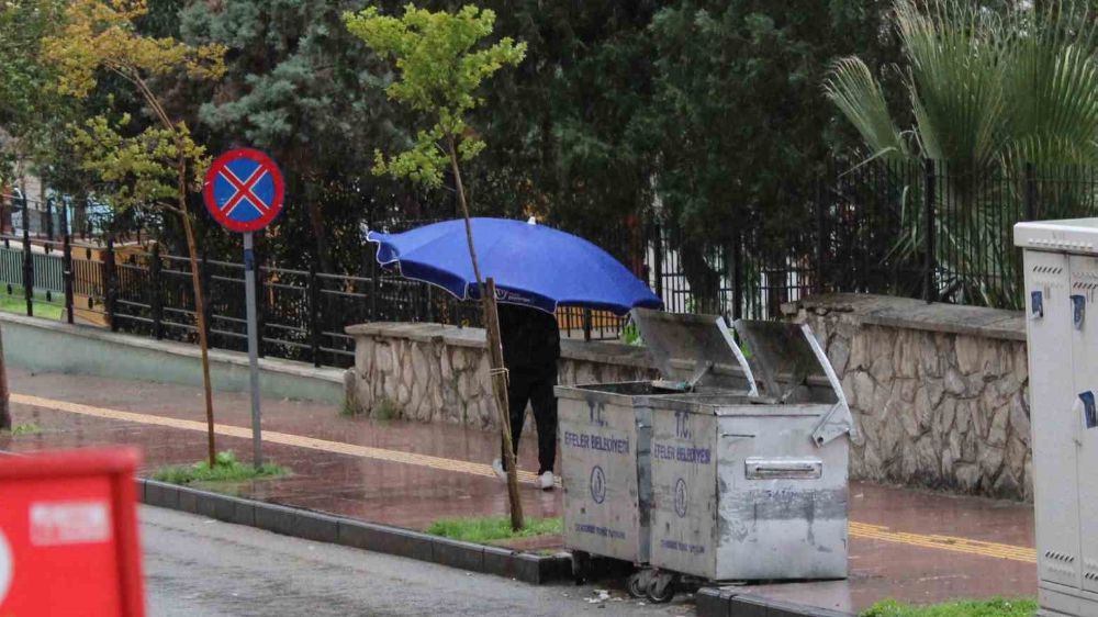 Aydın’da yağmura hazırlıksız yakalanan vatandaşın yöntemi gülümsetti