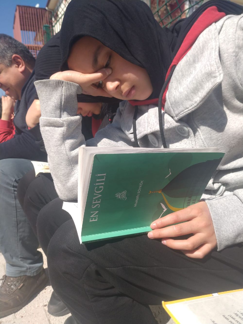 Bucak İmam Hatip Ortaokulu öğrencileri okul bahçesinde kitap okudu