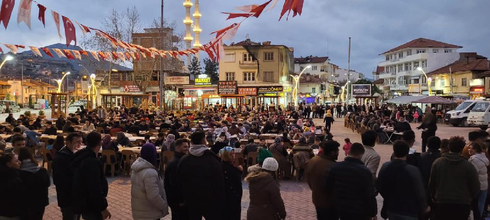 Bucak'ta 1000 kişi iftar sofrasına misafir oluyor