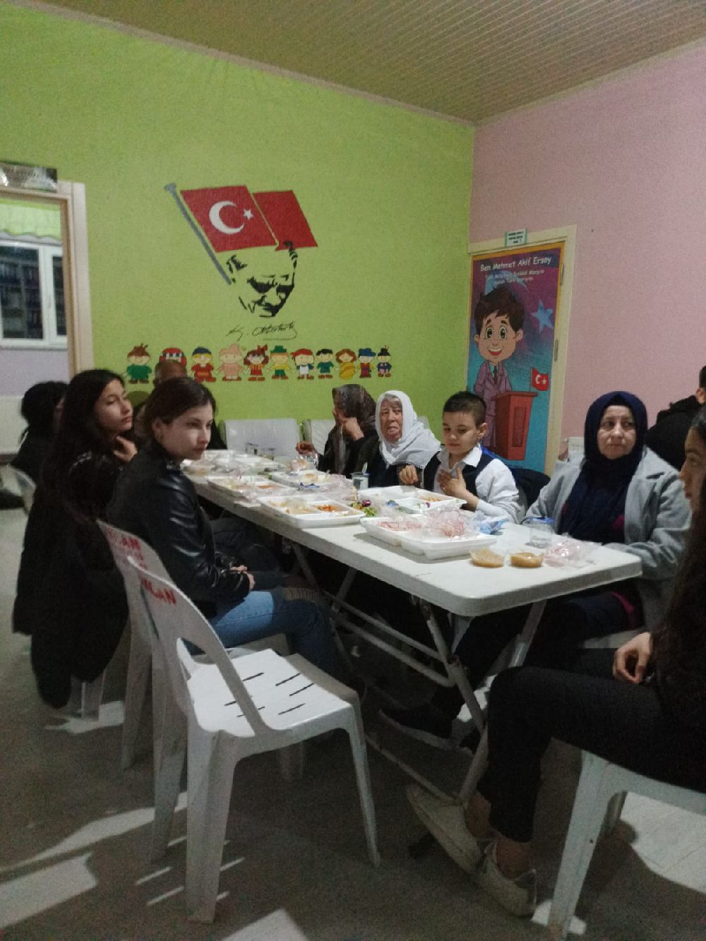 Bucak'ta Halk ve Melekler iftar yemeğinde kaynaştı
