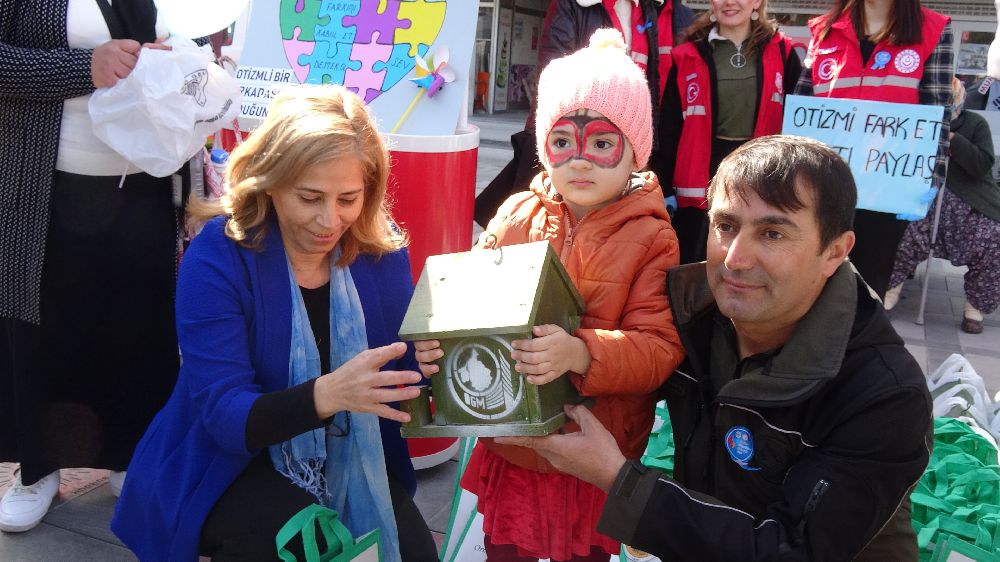 Burdur'da anlamlı günde çocuklar doyasıya eğlendi