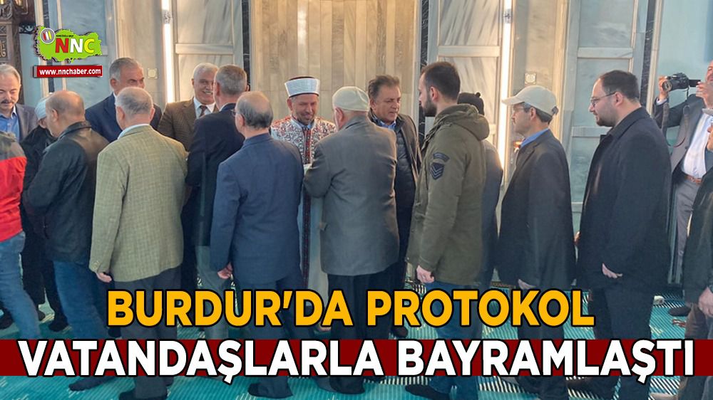 Burdur'da protokol vatandaşlarla bayramlaştı